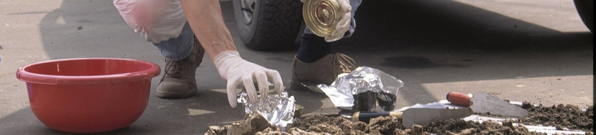 Echantillonnage pour étudier la pollution des sols