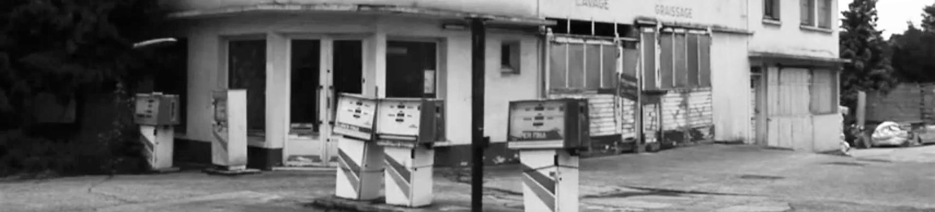 Vue d'une ancienne station service. Extrait du film "Anciens sites industriels et établissements scolaires" - © Ministère en charge de l'environnement Vue d'une ancienne station service extraite du film "Anciens sites industriels et établissements scolaires"