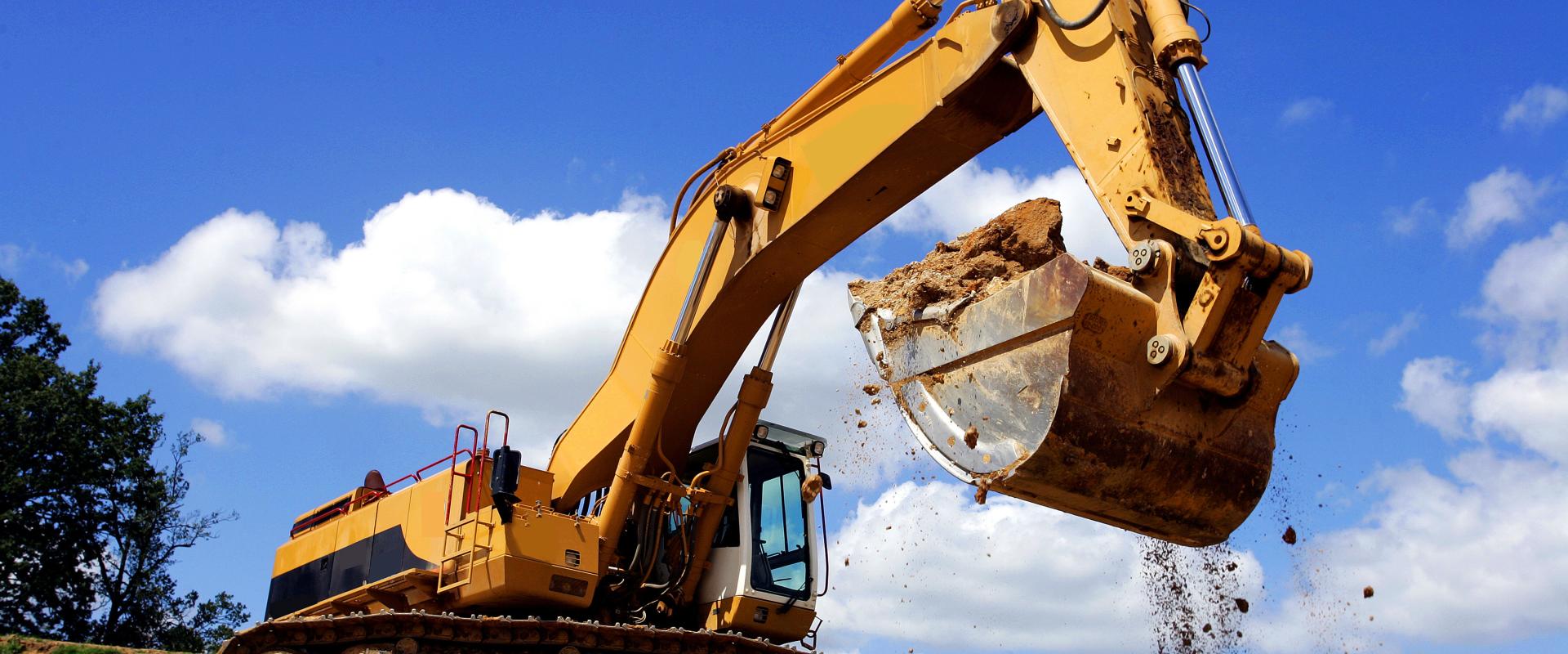 Vue d'un engin de chantier pelletant de la terre (France, 2005)