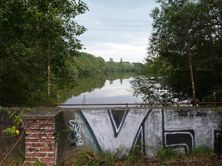 Digue sur une friche industrielle